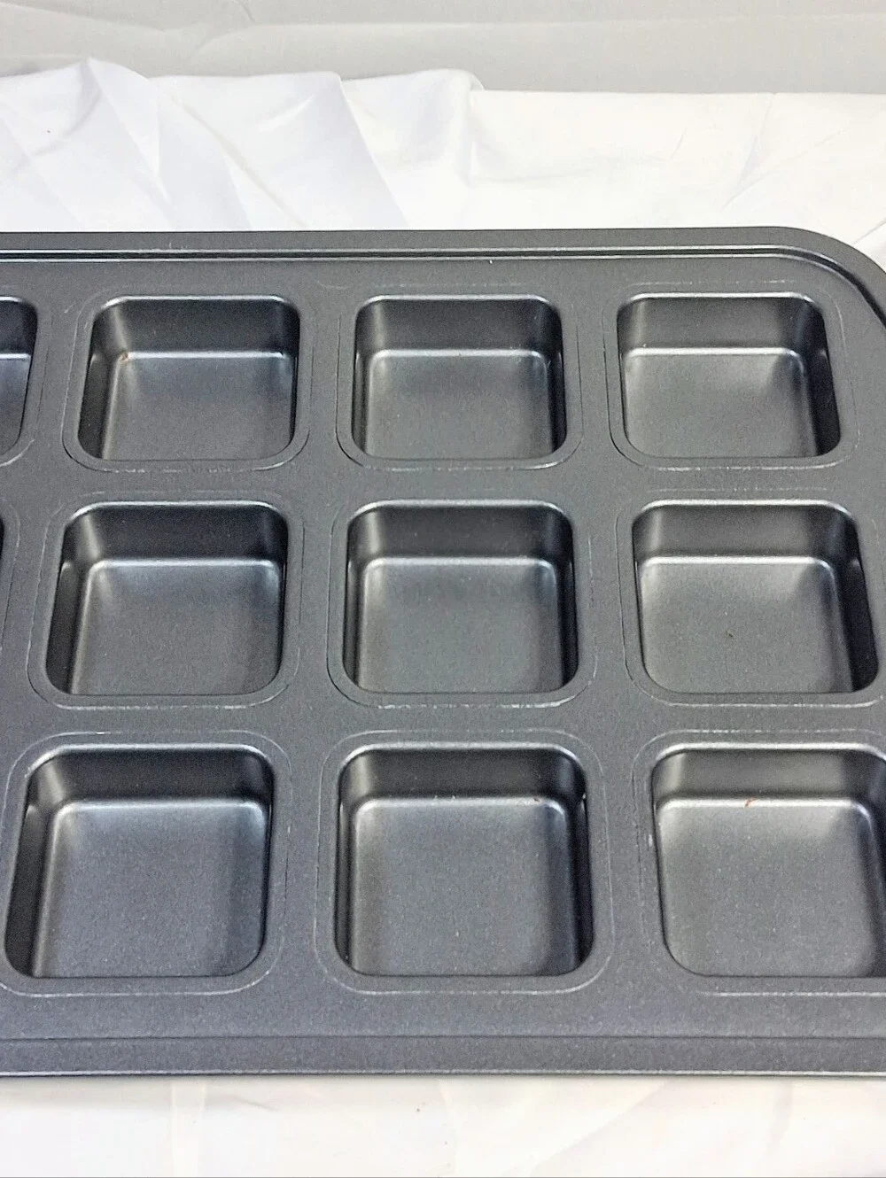 Pampered Chef Brownie 12 Square Baking Pan 16